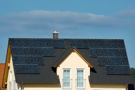 A roof with solar panels to show the advantages of solar batteries.